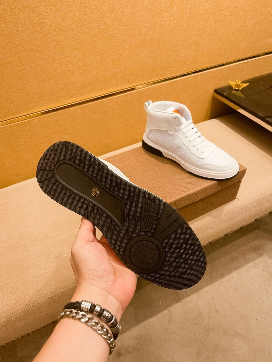Men's shoes 💰 440💰【 LV 】🔥 Louis Vuitton, high-end men's shoes brand, official website 1:1 latest masterpiece: the upper is made of first-layer cowhide imported from Italy with a comfortable and breathable lining➕original non-slip and wear-resistant outsole🔥, making walking more convenient and comfortable! An exclusive new model, a stunning work, a beautiful 1:1 replica [color] compared to the official quality! Create a fashionable personality to set off your uniqueness! A must-have for trendy men! Classic🔥Size: 38-44 Color: 🔥Multiple colors available🔥